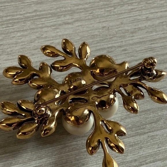 Elegant Pearl and Gold Leaf Monet Brooch - Picture 6 of 6